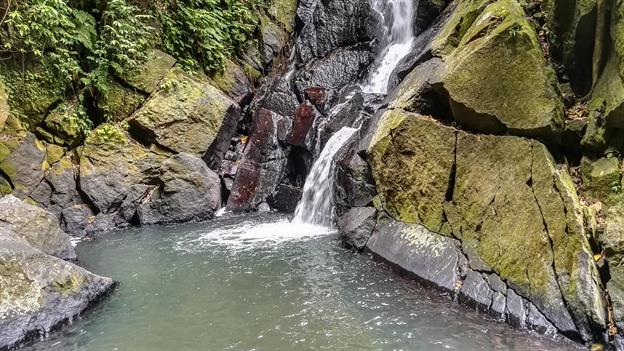 Wir finden den Wasserfall. Die Fahrt lohnt sich, weil sie durch den indonesischen Dschungel führt. Der Wasserfall ist zwar klein, aber fein. Wir sind natürlich als Schweizer in dieser Beziehung sehr verwöhnt...